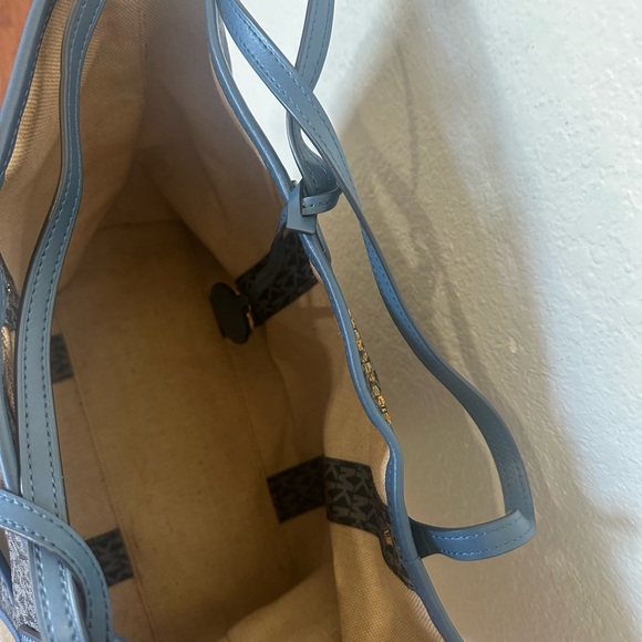 Michael Kors Large Eva Signature Tote - Picture 9 of 11